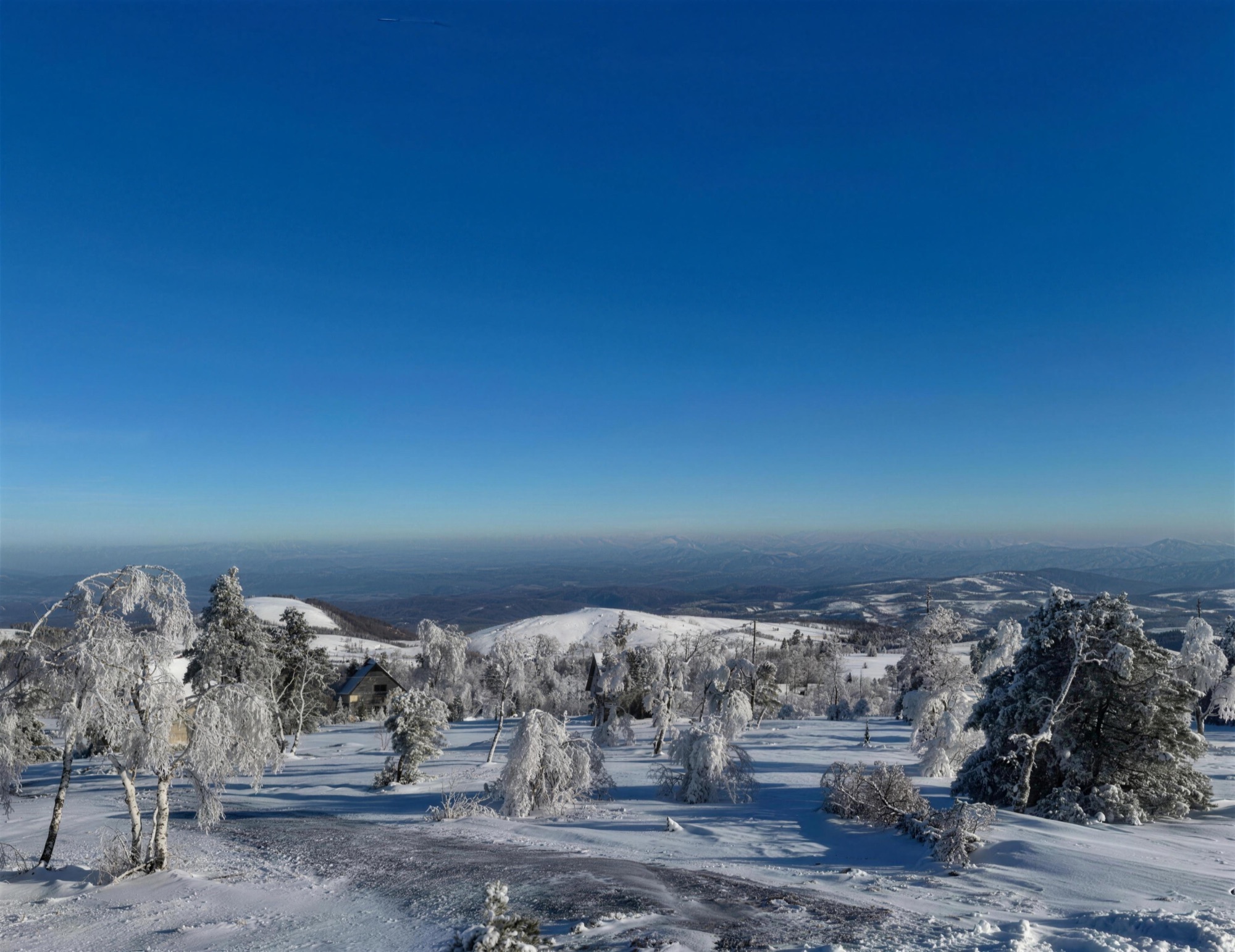 Zimska panorama divčibarske visoravni pod snegom